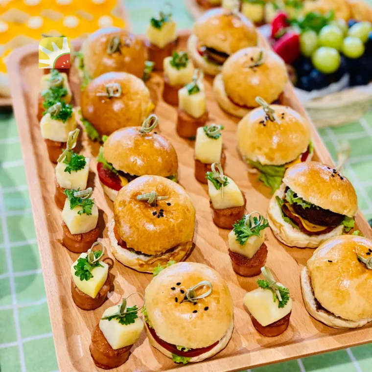American hamburger và xúc xích teriyaki cũng là món finger food được nhiều khách yêu thích.