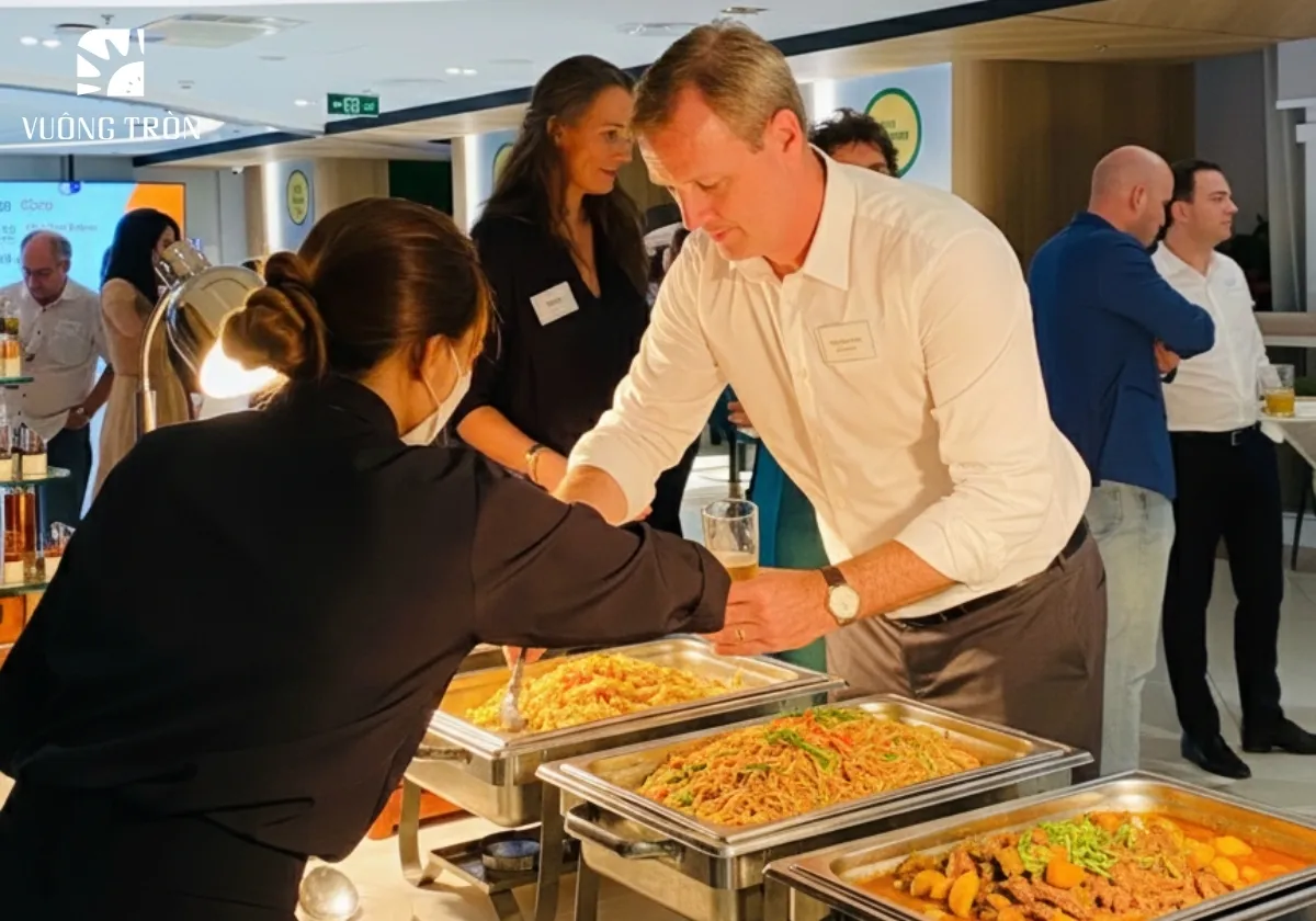 Tiệc buffet tận nơi có nhân viên chia món, đảm bảo vệ sinh và chuyên nghiệp