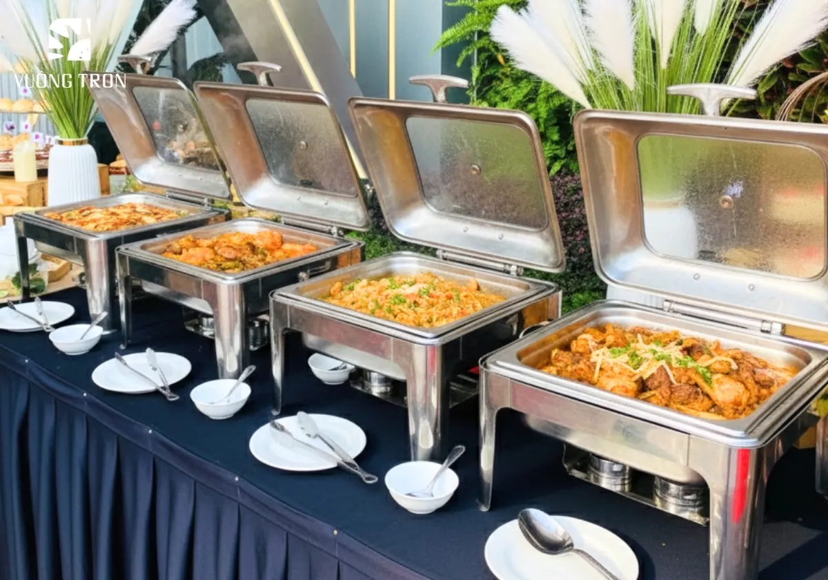 Buffet là hình thức tự phục vụ, món ăn bày tại quầy buffet