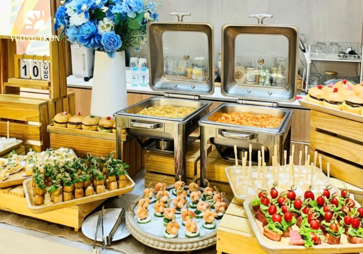 Hướng dẫn tổ chức buffet văn phòng với checklist chuẩn bị và timeline