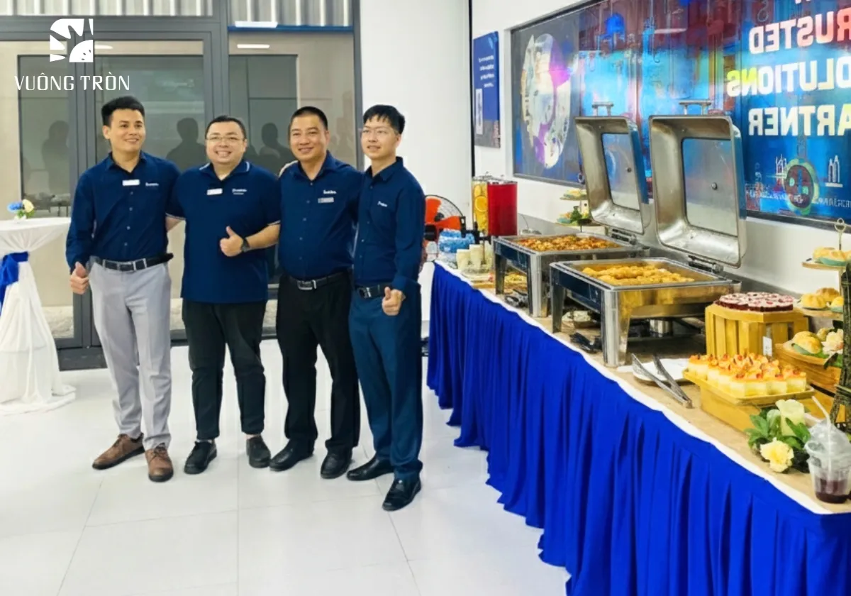 Tiệc đứng văn phòng với các món ăn gọn nhẹ dễ dùng