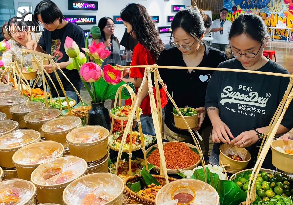 Livestation tại tiệc buffet văn phòng với quầy bánh tráng trộn