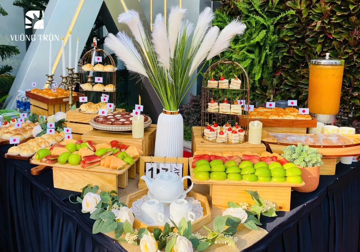 Tiệc buffet bánh ngọt văn phòng với trà, cà phê và trái cây
