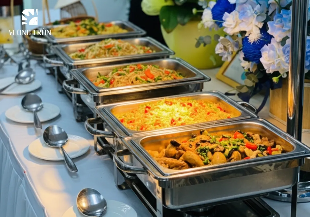 Tiệc buffet văn phòng tận nơi tại công ty, bàn tiệc bày trí đẹp