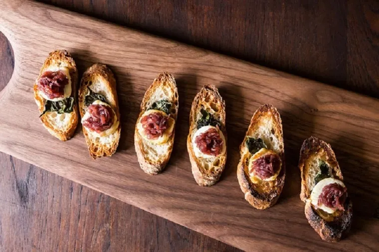 Bơ dê phết bánh mì nướng