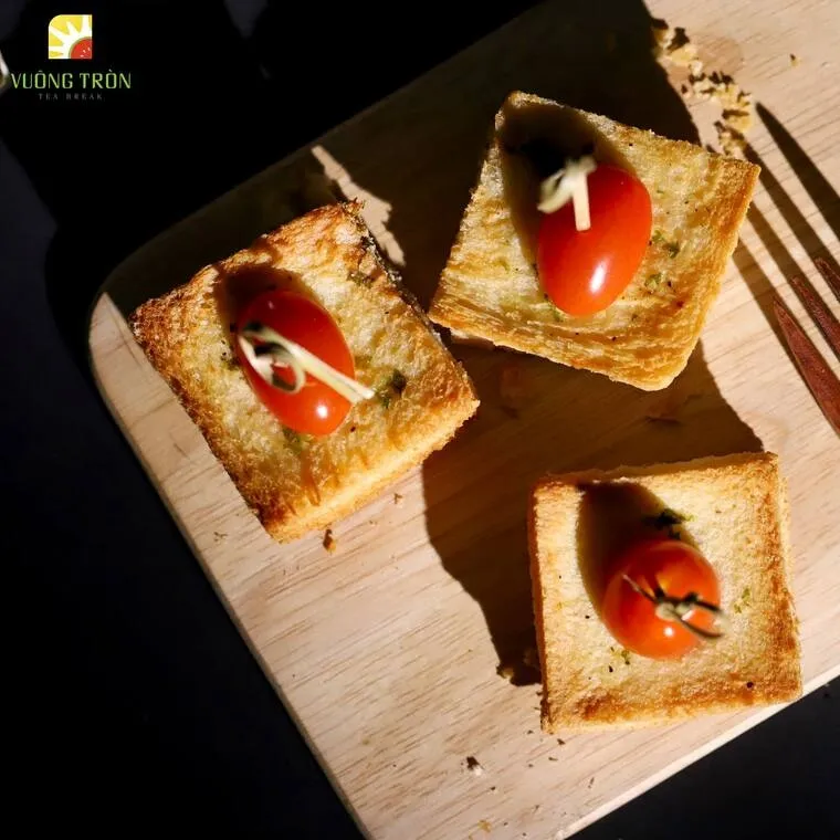 Bánh mì nướng bơ tỏi thịt ba rọi xông khói