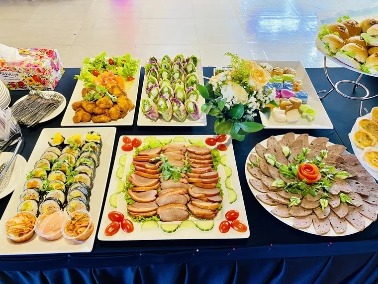 Tiệc finger food sinh nhật công ty Giao Hàng Tiết Kiệm.