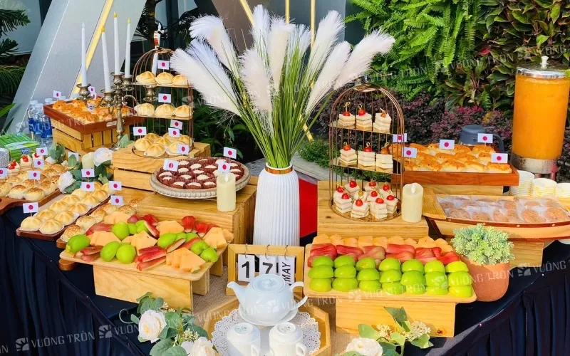 Các khung giờ giữa buổi sáng và buổi chiều trong ngày hội thể thao nên có tiệc teabreak nhẹ nhàng với bánh ngọt, trái cây, các loại hạt và trà thảo mộc