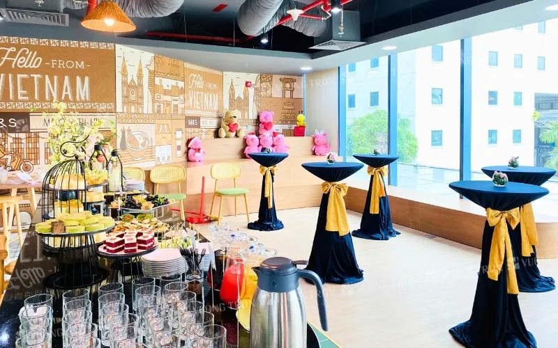 Bàn tiệc teabreak tại booth giúp tạo ra emotional anchors (điểm neo cảm xúc) khiến thương hiệu được gắn kết sâu hơn và ghi nhớ lâu hơn trong tâm trí người tham dự