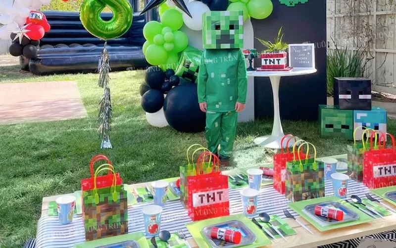 Tiệc sinh nhật chủ đề Minecraft/Roblox cho bé tại nhà