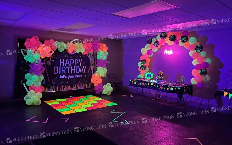 Tổ chức sinh nhật theo phong cách Glow Party tại nhà cho bé