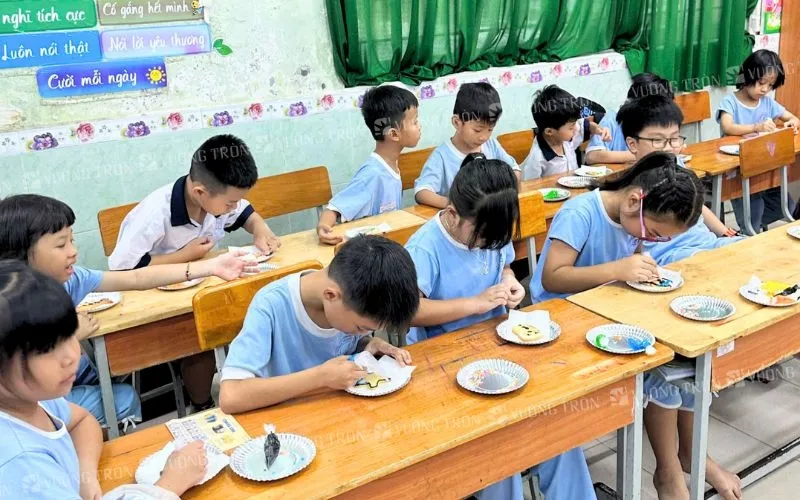 Workshop “Vẽ bánh cookies” là một hoạt động kết hợp giữa tiệc sinh nhật và trải nghiệm thủ công sáng tạo cực kỳ phù hợp
