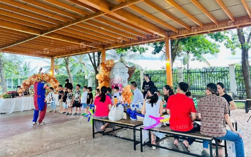Tổ chức sinh nhật ngay trong sân vườn hoặc sân chung cư cho trẻ em