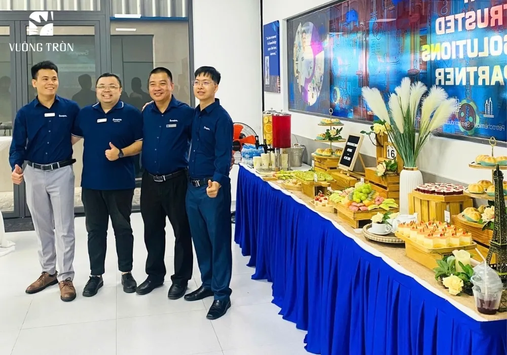 Khách mời rạng rỡ tại buổi tiệc trà khai trương