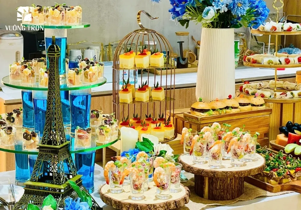 Setup tiệc khai trương theo tone màu thương hiệu