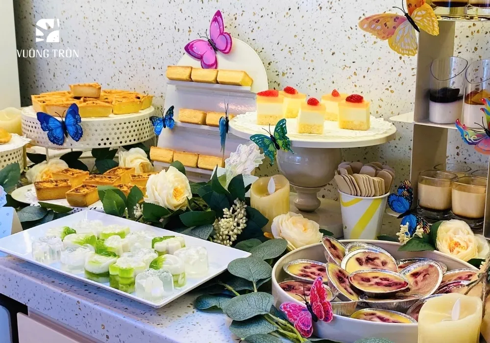 Tiệc bánh ngọt khai trương đơn giản, chỉn chu