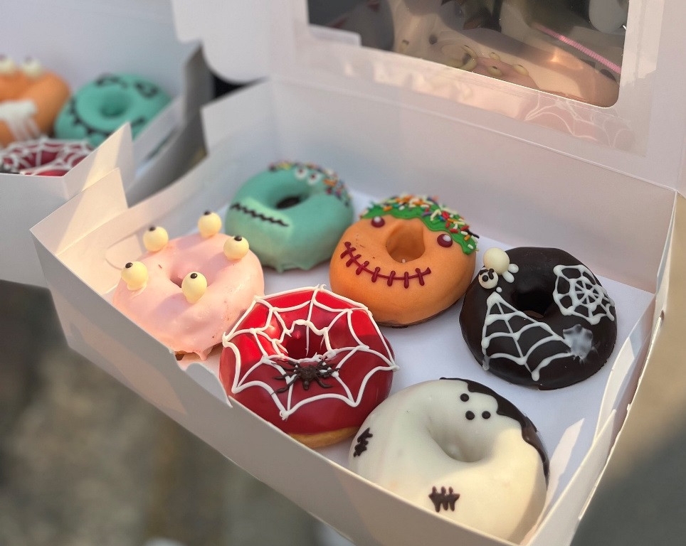 Bánh Donut đầy ắp ngày Halloween