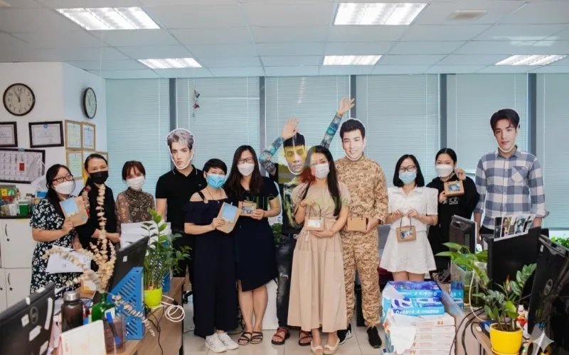 Trò chơi khuấy động không khí 20/10, khi các đồng nghiệp nam hóa thân thành “soái ca” nổi tiếng và đi tặng quà tận bàn cho các chị em, mang đến bất ngờ và tiếng cười sảng khoái khắp văn phòng.