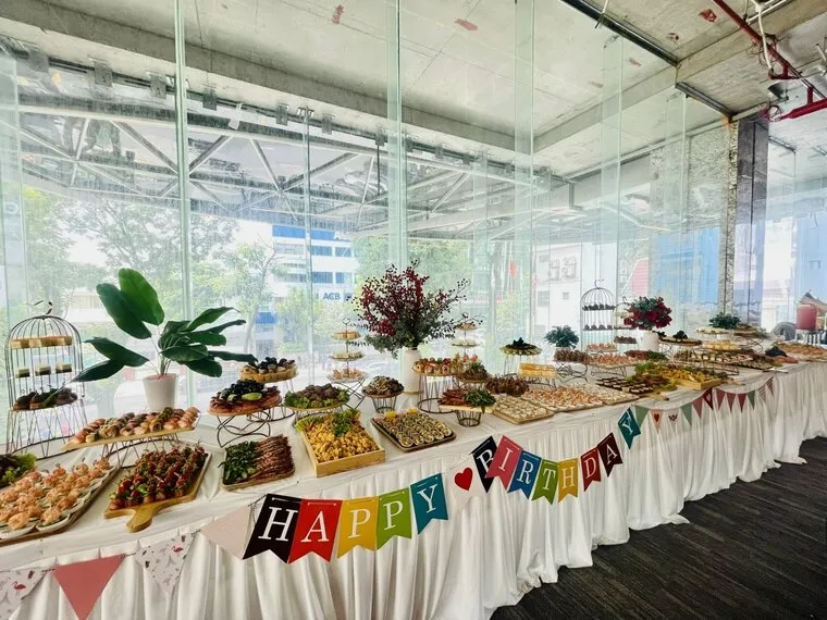 Một buổi tiệc nhẹ để chúc mừng sinh nhật cho cán bộ nhân viên công ty
