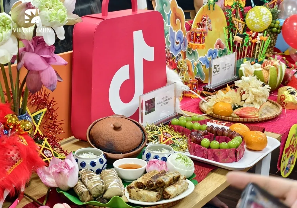 Hội chợ nội bộ tại văn phòng cho tiệc tất niên tiết kiệm