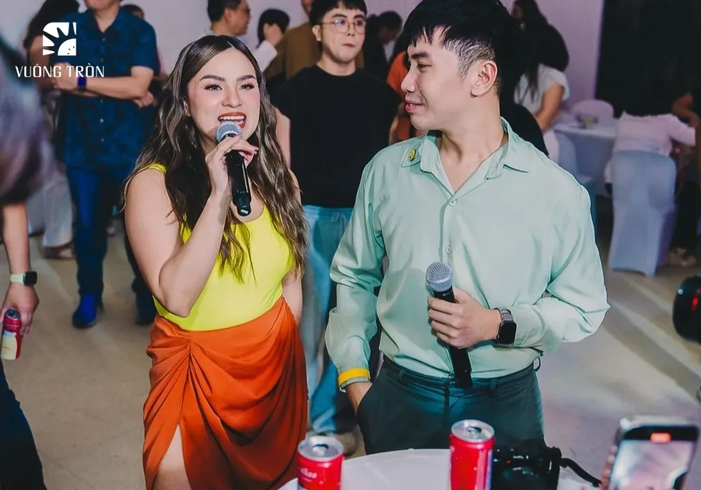 Open Mic - sân khấu lời muốn nói giúp nhân viên chia sẻ và tri ân cuối năm