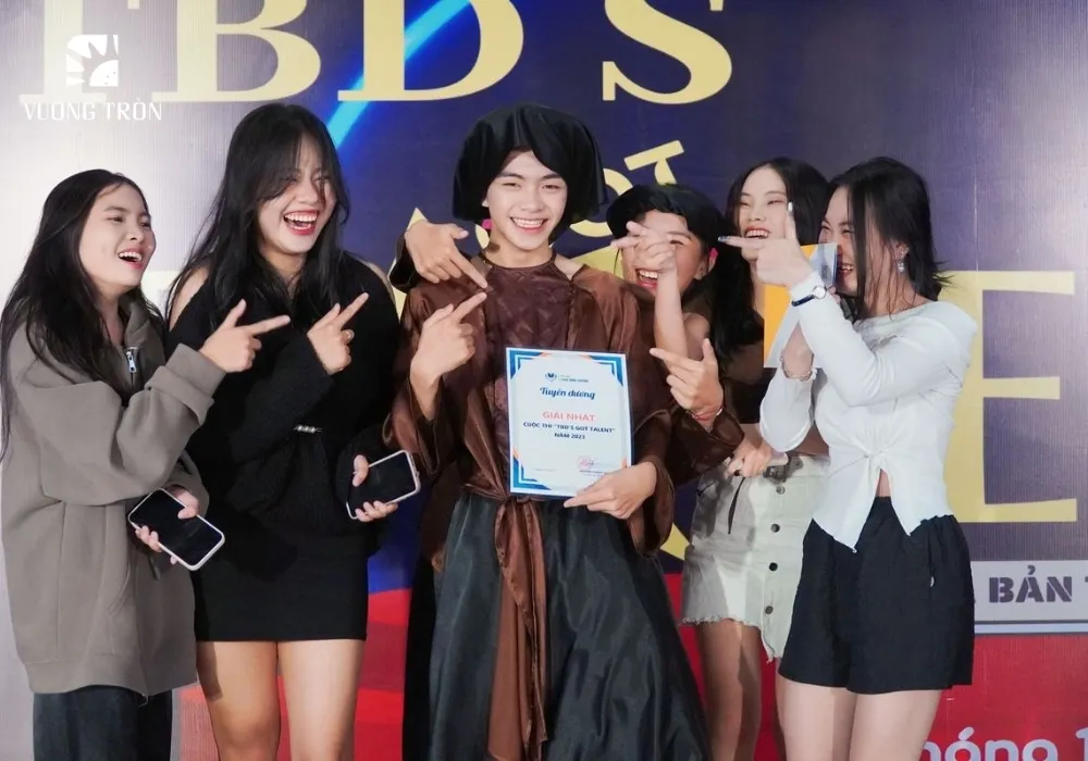 Trao cúp chiến binh doanh số và giải thưởng nội bộ trong Year End Party